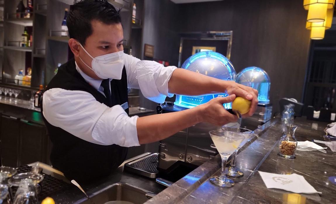 How to become a cruise ship bartender