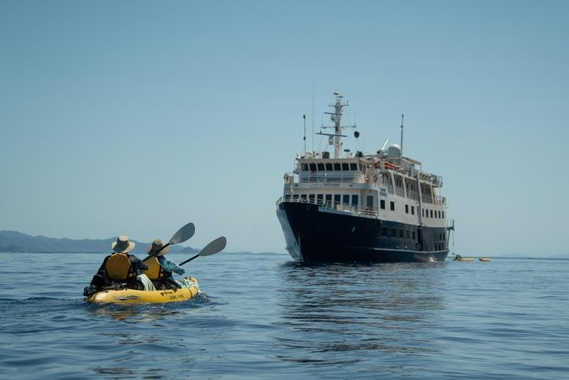 guests kayak back to safari voyager 1