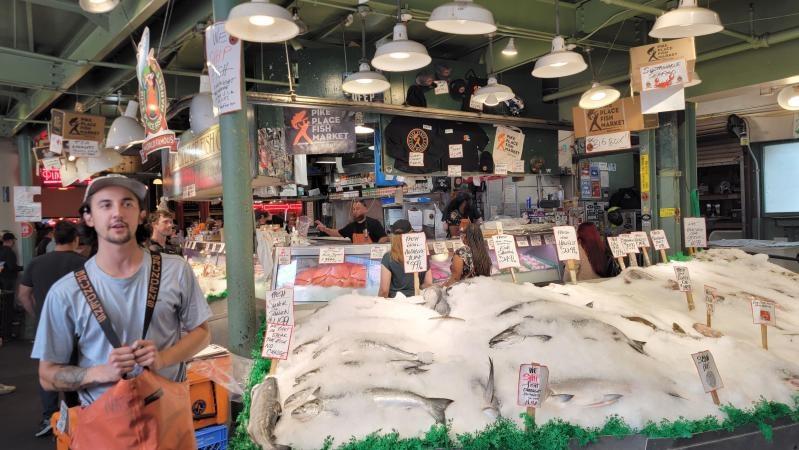 throwing fish at pike place