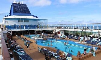 cruise ship pool on Norwegian Sky